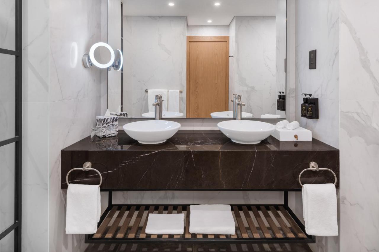 Paramount Hotel Midtown Dubai Exterior photo Bathroom